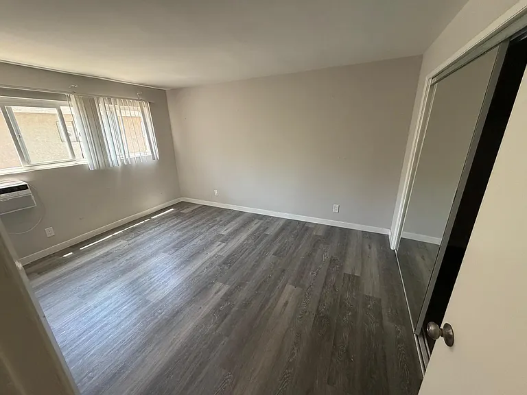 5354 Yarmouth Ave — Photo 7