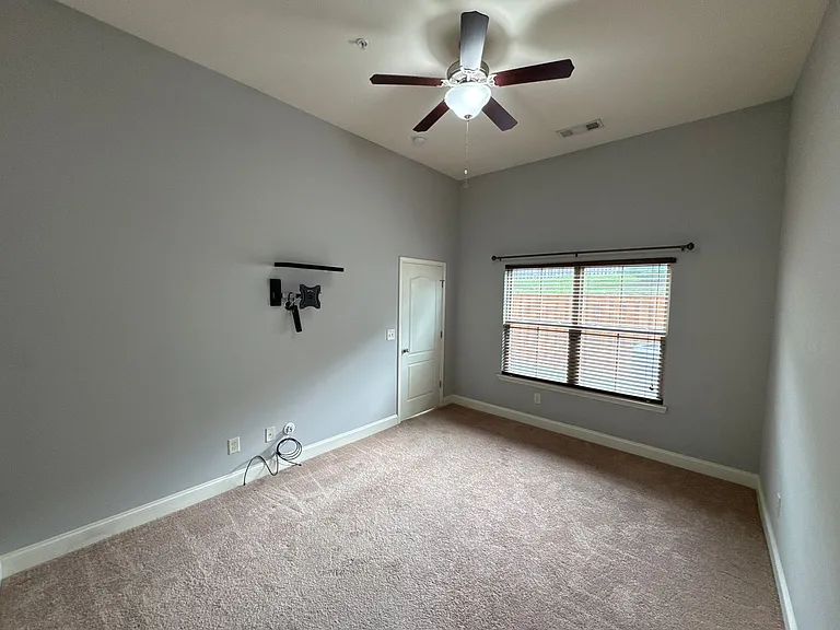 1034 Chatsworth Dr — Photo 11