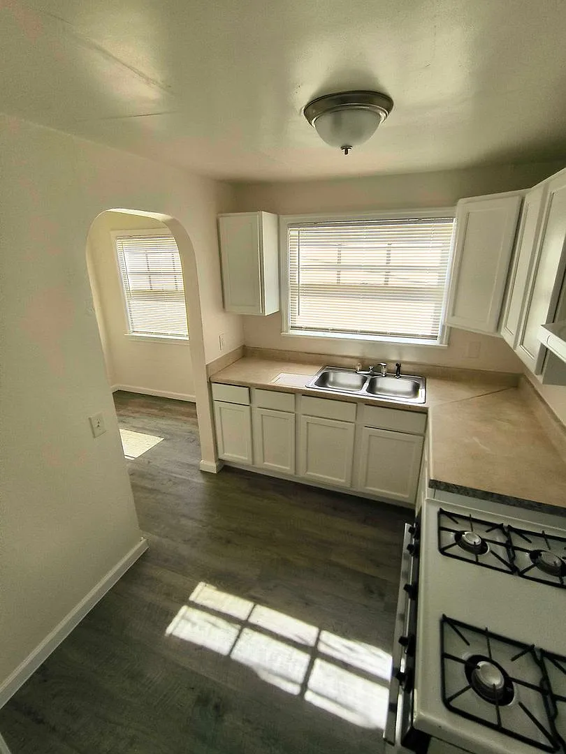 Cute Home in Oildale — Photo 3