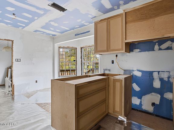 5th image of 1112 Meadowbrook Rd