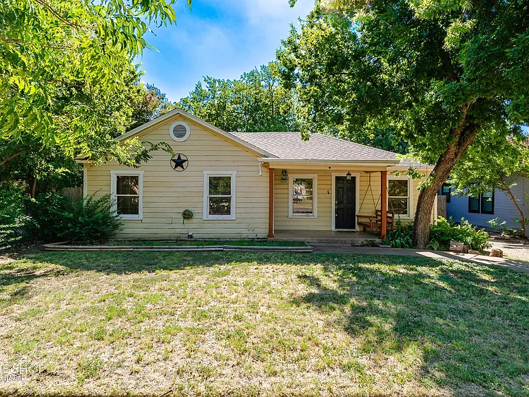 1333 Amarillo St — Photo 2