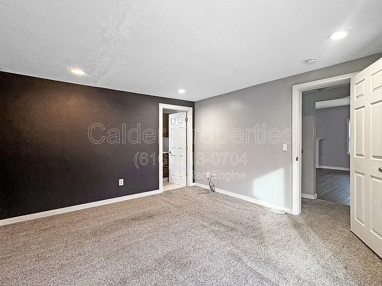 1712 Michigan St NE — Photo 8