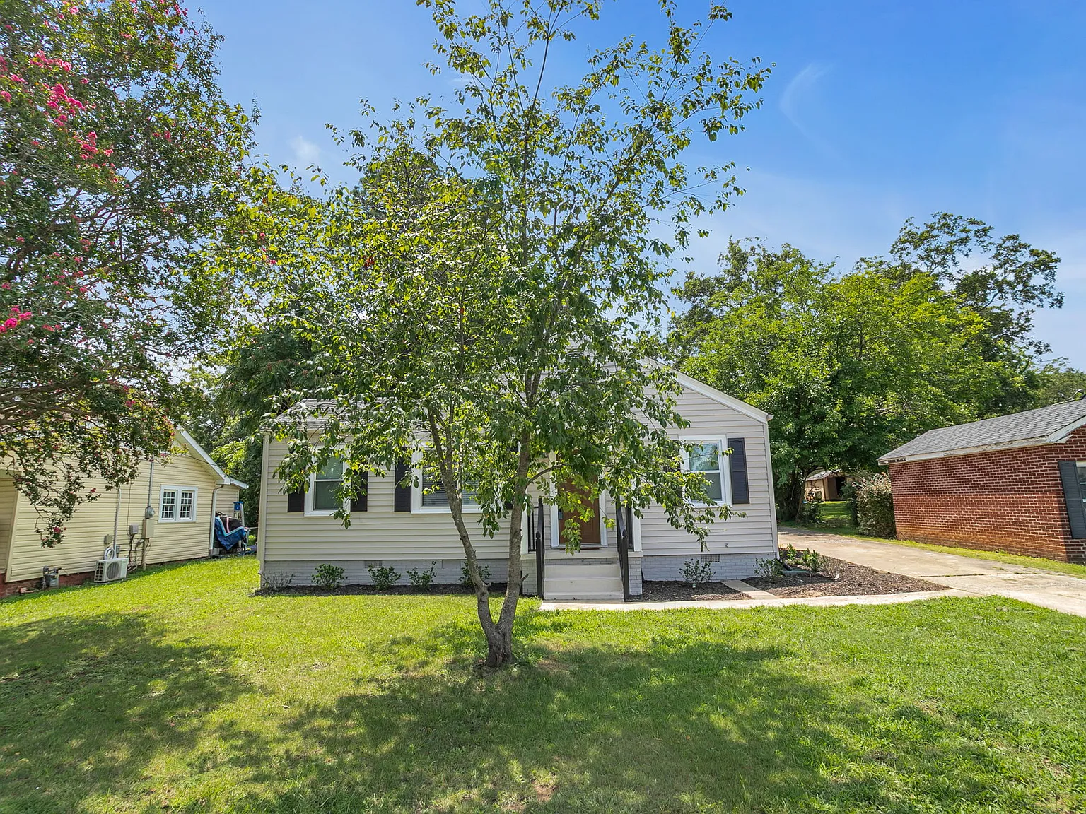 3 bed, 1.5 bath, 1170 sqft, $3,200 — Photo 3