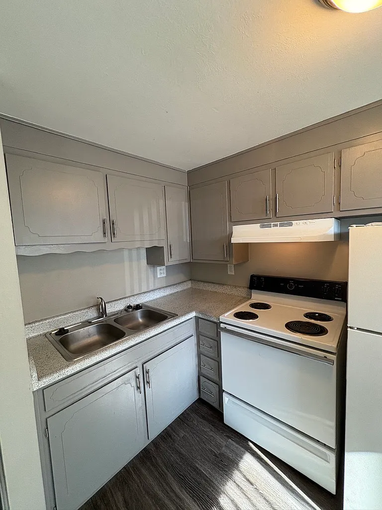 N Brentwood Dr, Colorado Springs — Photo 3