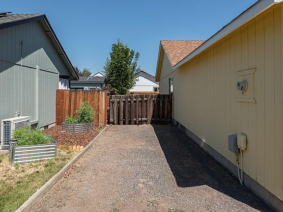 3rd image of 2911 SW Reindeer Ave
