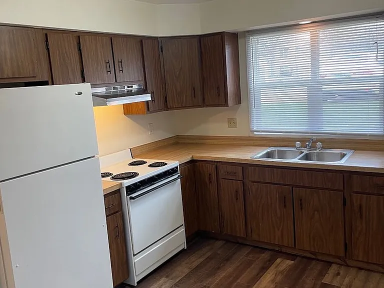 Immaculate Updated 2 Bedroom with 1 Bath — Photo 23