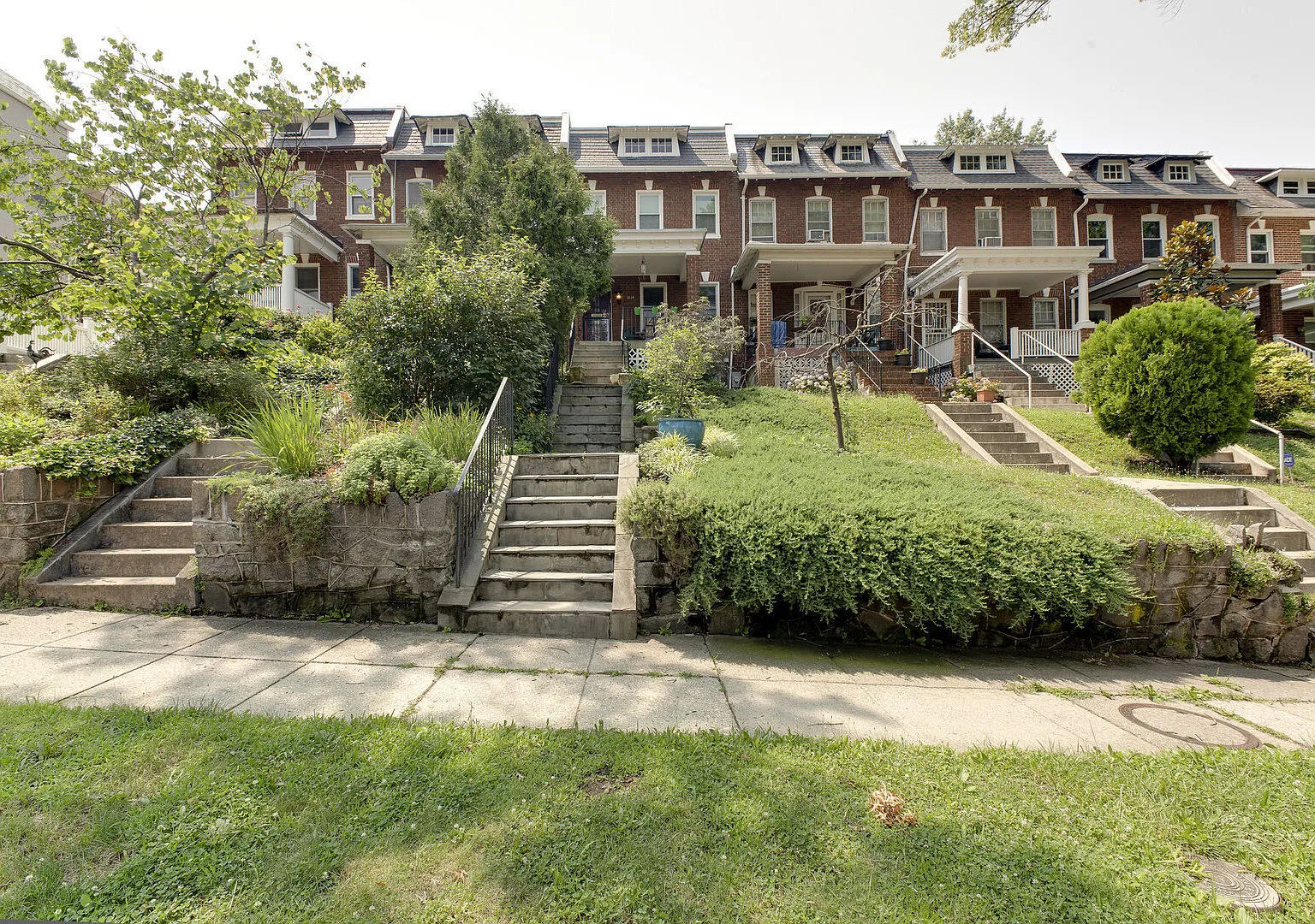 Beautiful Petworth Rowhome with Backyard and Parking! — Photo 2