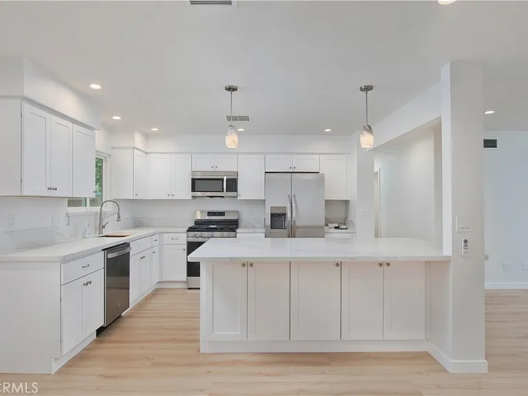10533 Hillview Ave — Photo 2