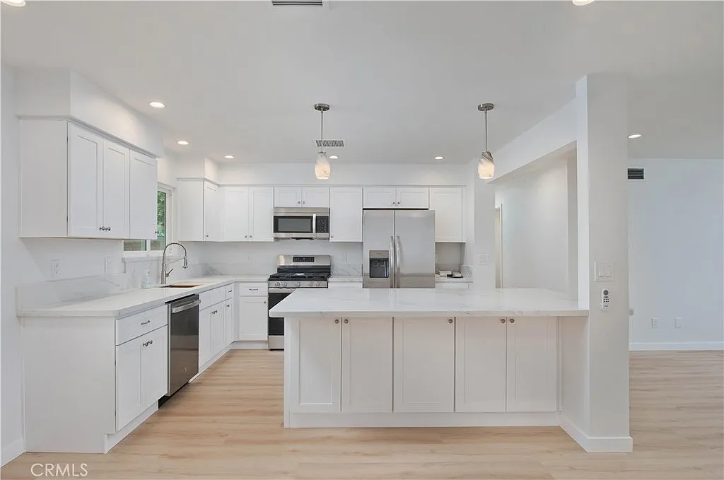 Building Photo - 10533 Hillview Ave