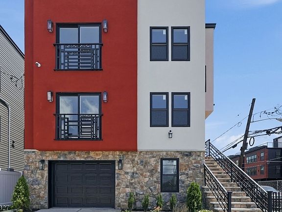 3rd image of 438 S 10Th St