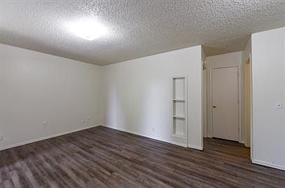 3rd image of 805 W Hastings Ave