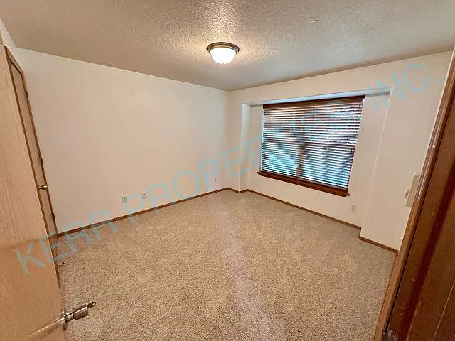 11929 SE Pine St — Photo 11