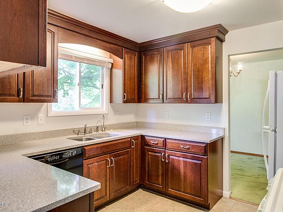 2nd image of 150 Lincolnwood Dr