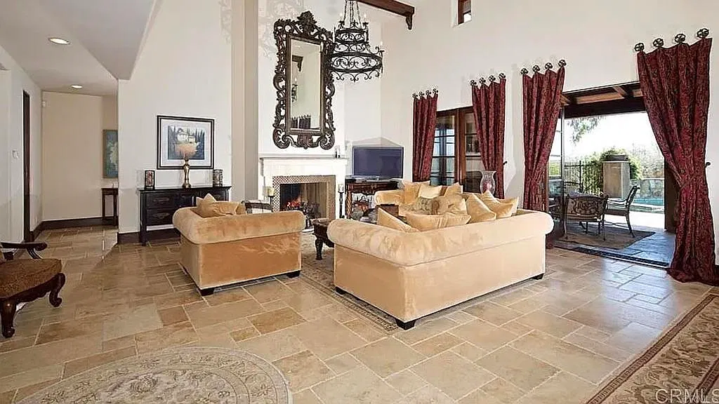 5 bed, 5.5 bath, 6136 sqft, $20,000 — Photo 4