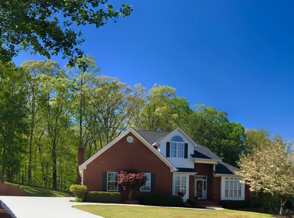 1st image of 210 Rosewood Dr NE