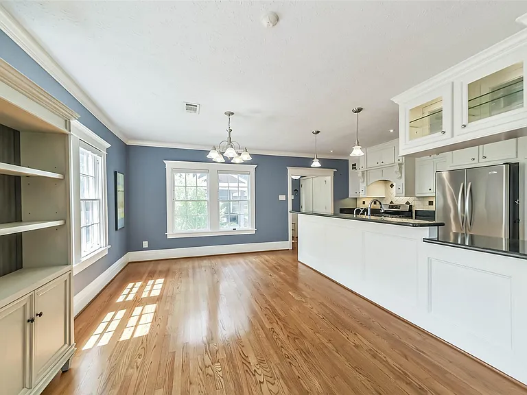 424 W 30th St — Photo 10
