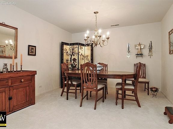 5th image of 90 Franklin Pl E APT 205