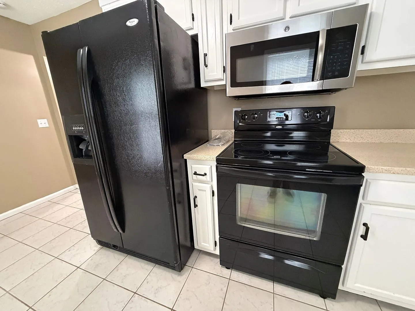 Spacious 3 Bedroom 2.5 Bath Townhome with Community Pool!! — Photo 4