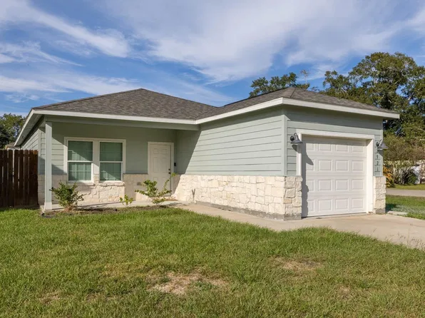 2921 4th St, Bay City, TX 77414