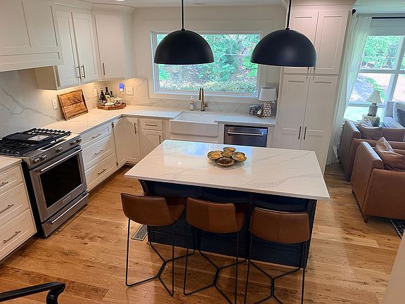 3rd image of 605 Devon Dr