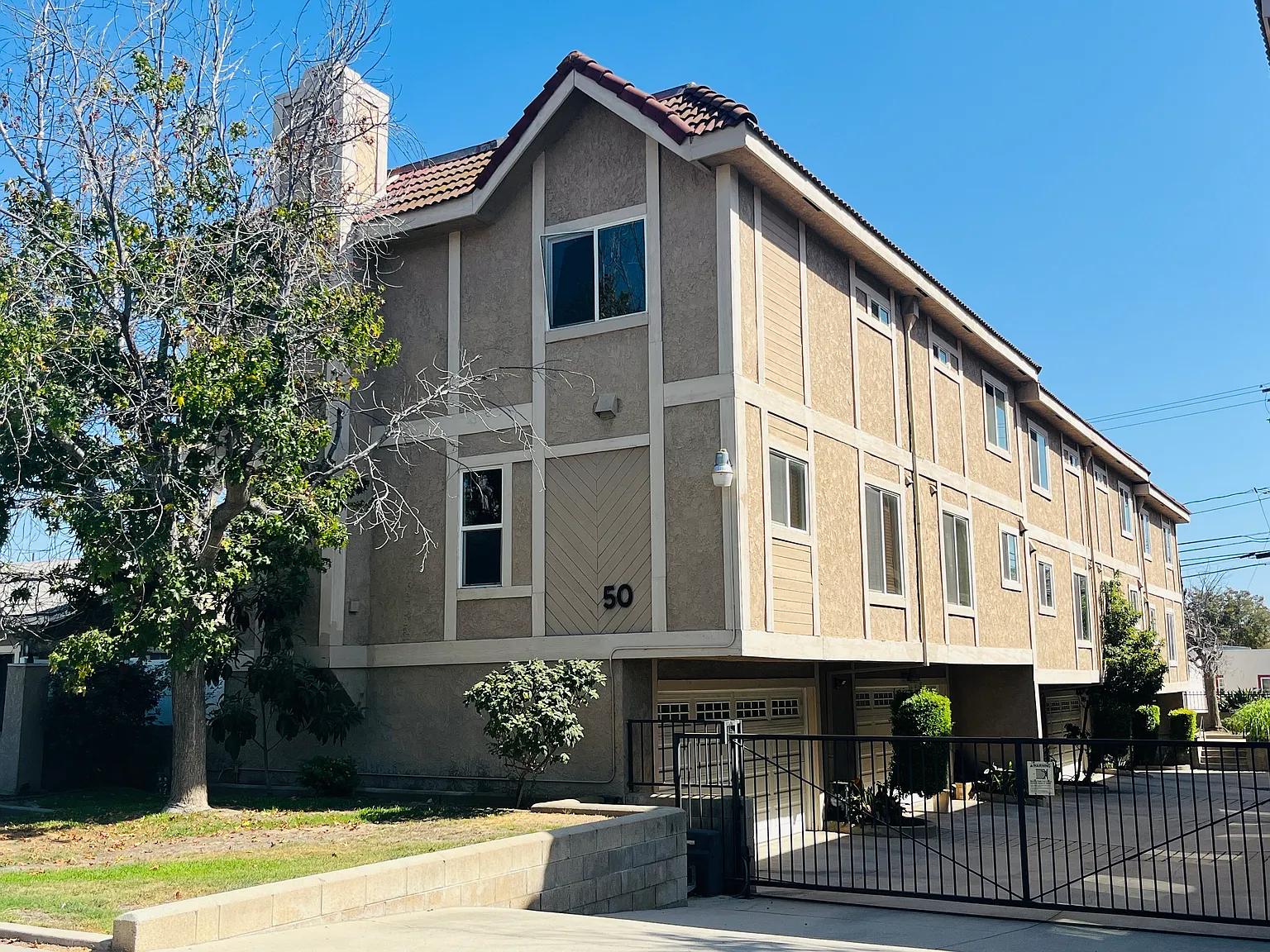 2 bed, 2.5 bath, 1074 sqft, $3,100 — Photo 1