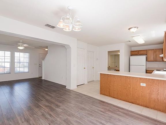 4th image of 2909 Amber Oak Dr