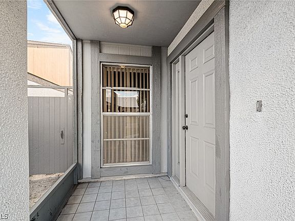 5th image of 9777 Oakcrest Ct