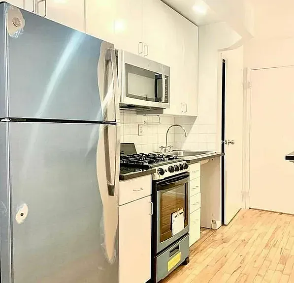 319 E 8th St #2B — Photo 1
