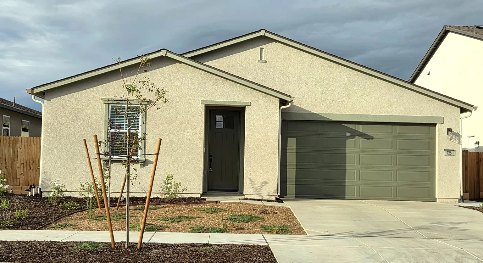 728 Stephanie Dr photo 1
