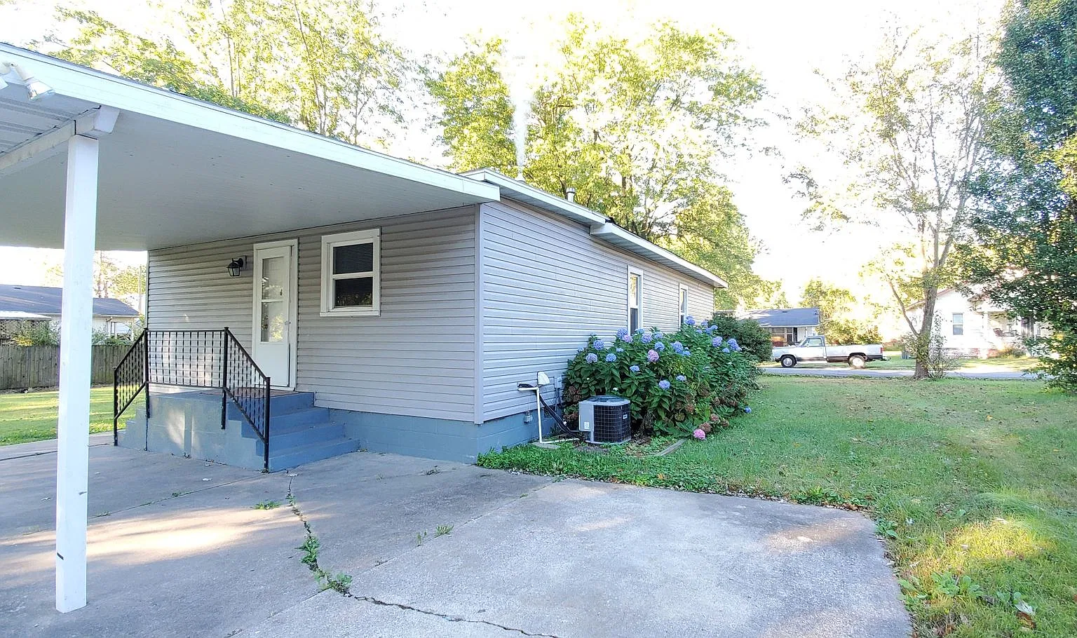 3 Bedroom 1 Bath Home with Storage Shed and Large yard — Photo 2