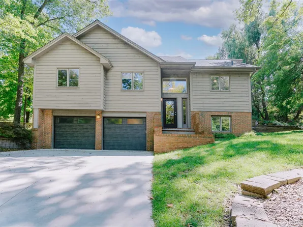 5105 Wah Ta Wah Dr, Clarkston, MI 48348