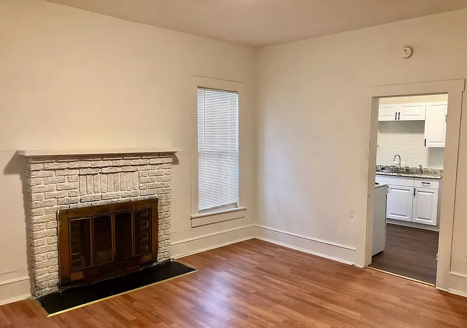 Charming Apartment in Convenient Location — Photo 3