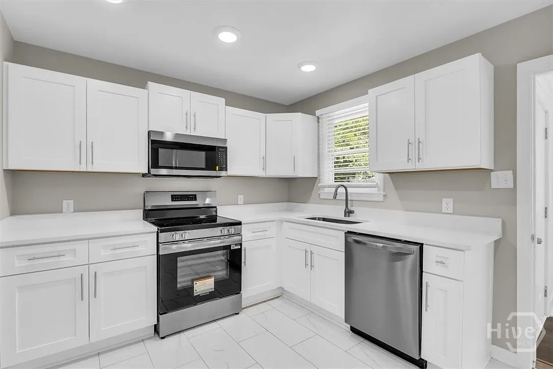 3 bed, 1.5 bath, 1400 sqft, $2,000 — Photo 3