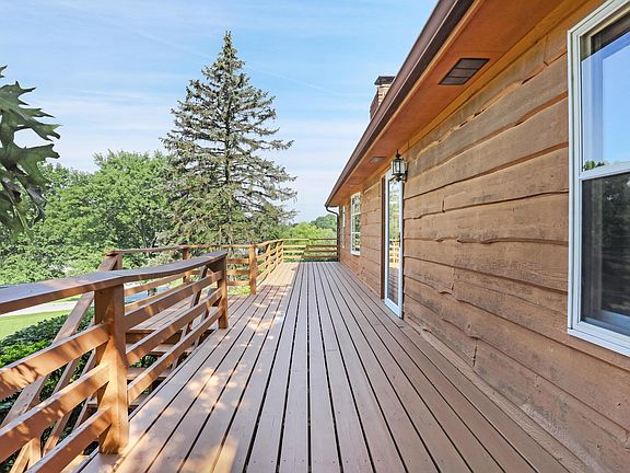 3rd image of 4985 Parkmoor Dr