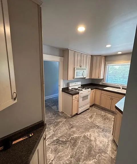 368 Gladys Ave — Photo 8