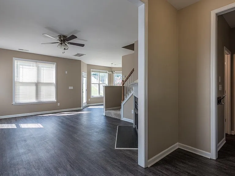 104 Hutson Ln — Photo 6