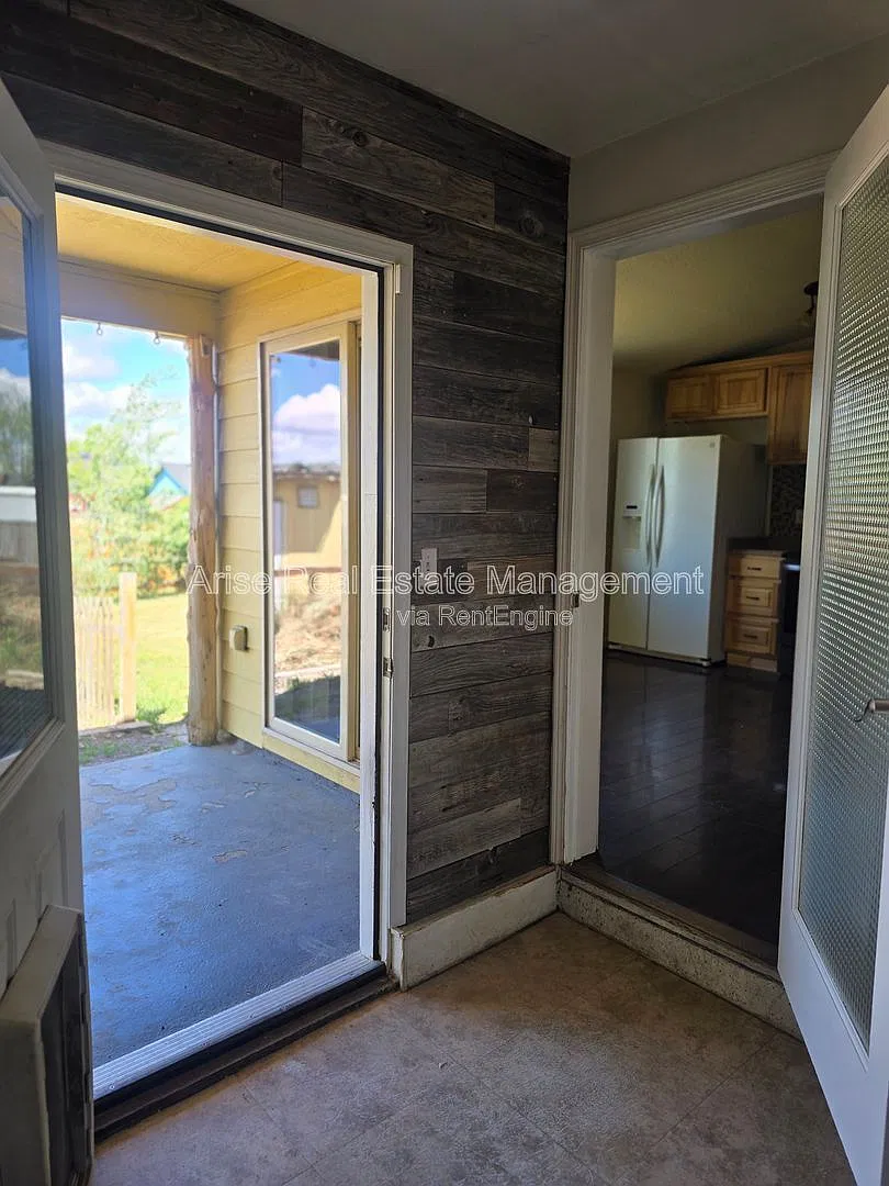 3 bed, 2.0 bath, 1444 sqft, $1,980 — Photo 2