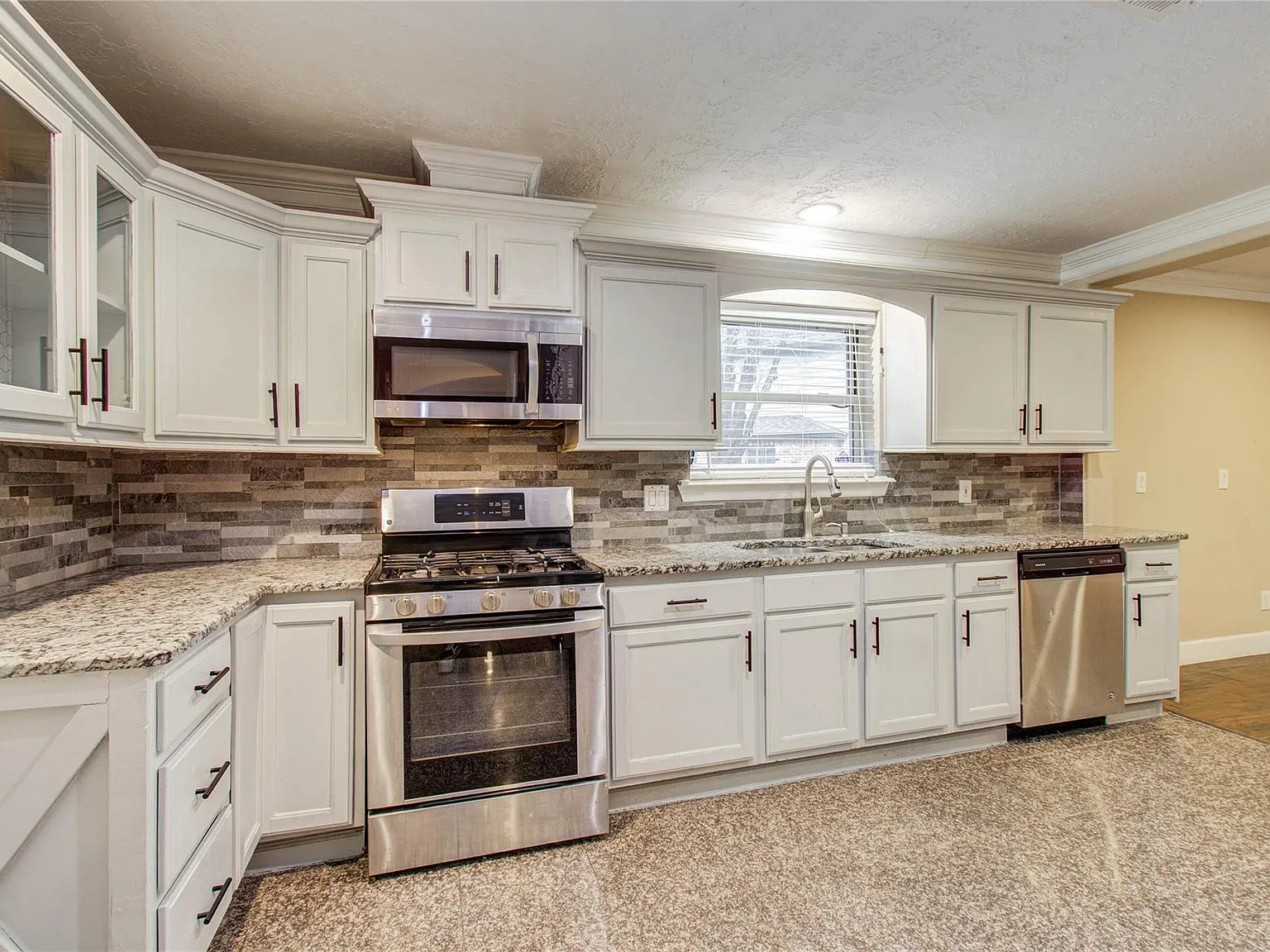 4 bed, 2.5 bath, 2673 sqft, $1,600 — Photo 3