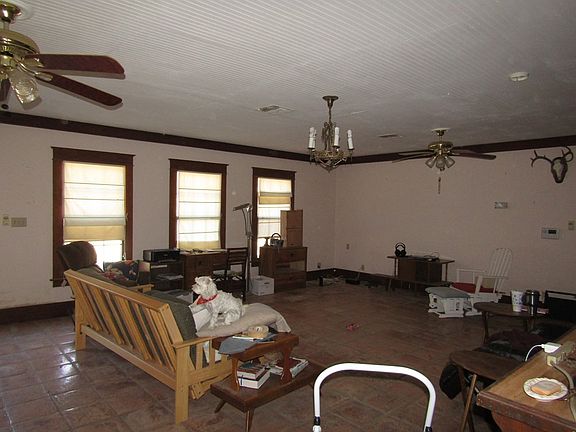 4th image of 609 E Poplar St