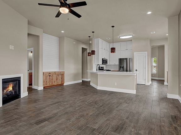 4th image of 301 Winston Dr