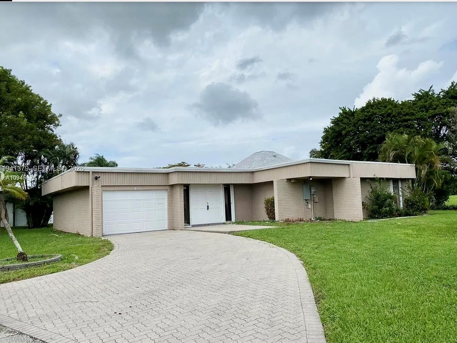 6105 Royal Poinciana Ln