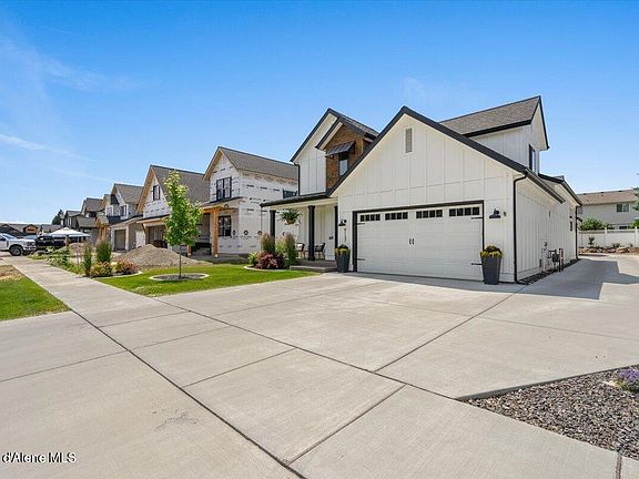 3rd image of 9137 Raintree Ln