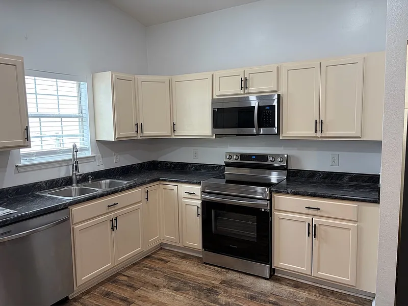 3 bed, 2.0 bath, 1248 sqft, $2,350 — Photo 3