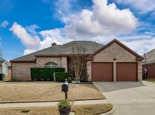 828 Bluebonnet Dr, Hurst, TX 76053