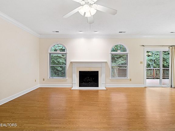 4th image of 11 Bellhaven Ln