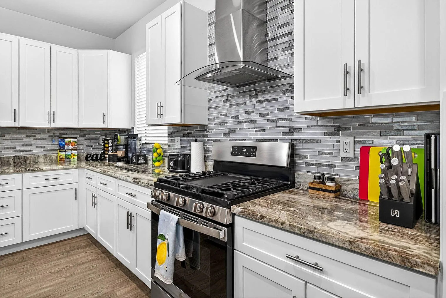 3 bed, 3.0 bath, 2411 sqft, $5,739 — Photo 3