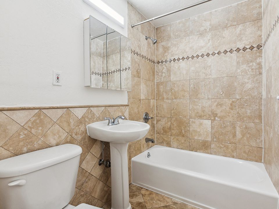 Bathroom with a toilet, sink and bathtub