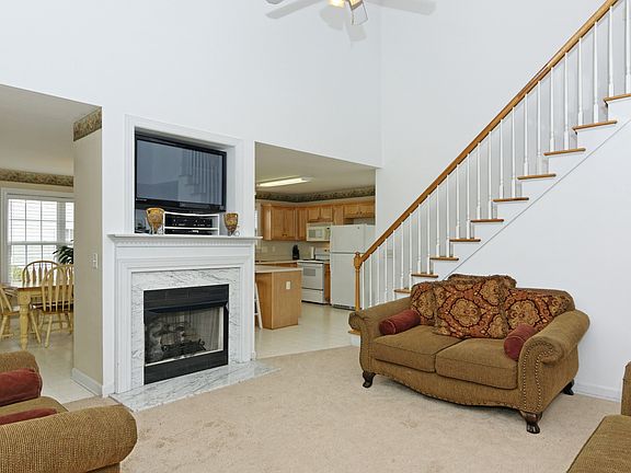 Family rm to kitchen