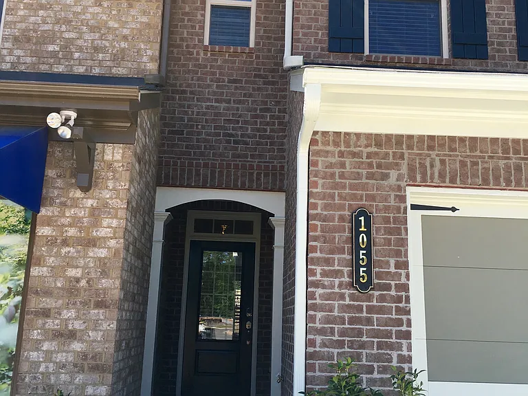 1055 Hampton Oaks Dr — Photo 2