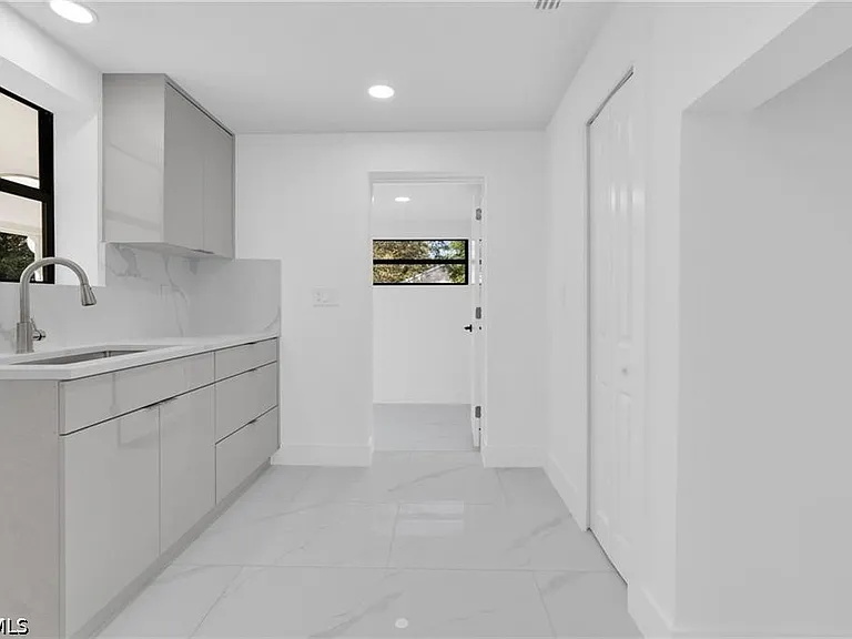 356 New York Dr — Photo 8